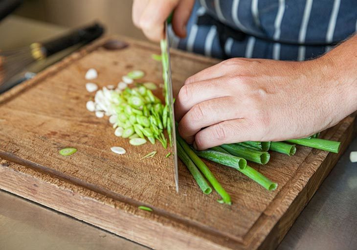 How to cut green onions