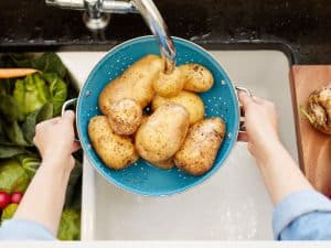 How To Scrub A Potato (2 Best Ways)