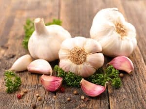 How to Eat Raw Garlic Without Smelling