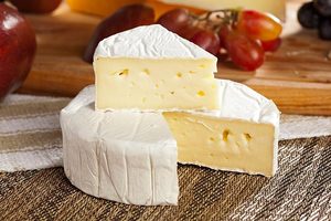 What Does Brie Taste Like & 8 Substitutes