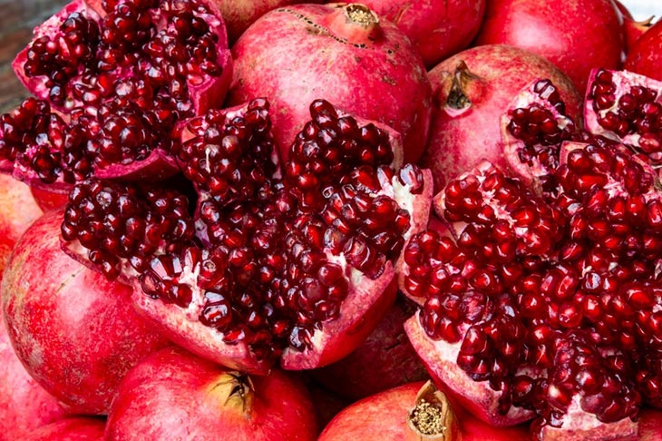 what does pomegranate taste like