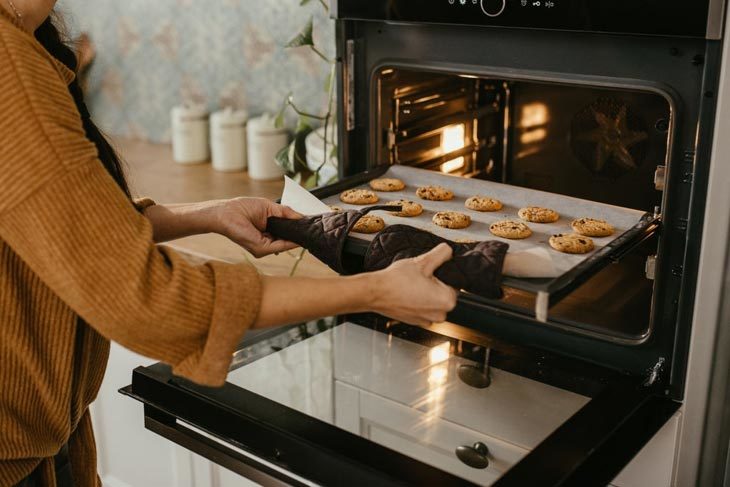 how to reheat cookies in the oven