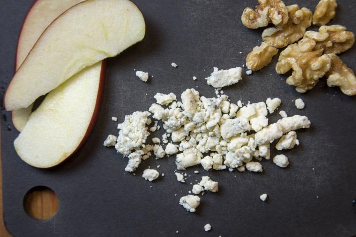 How To Crumble Blue Cheese? 2 Best Ways Never Been Easier