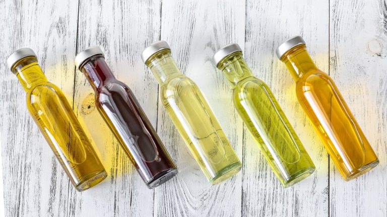 5 Healthy Substitutes for Vegetable Oil You Can Use in Your Cooking